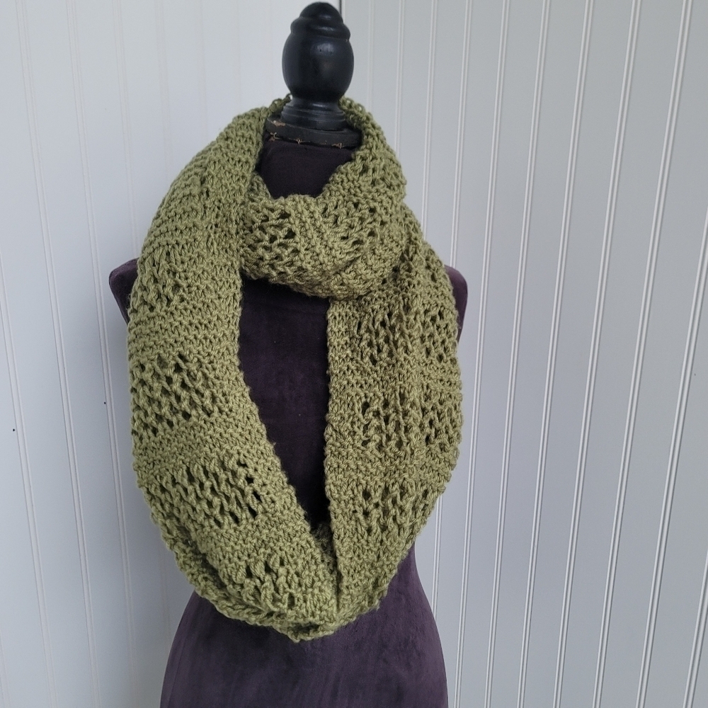 Womens Thick Acrylic Green Pullover Knit Infinity Scarf One Size 60"